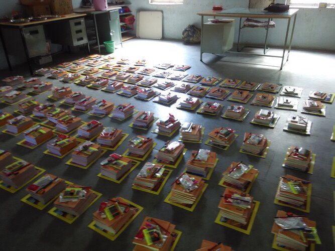 Verteilung von Schreibwaren an die Bamangam-Schule.